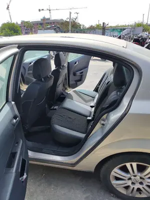 Foto de GOMAS CONTORNO PUERTA OPEL ASTRA H BERLINA 1.7 16V CDTI (110 CV / 81 KW)