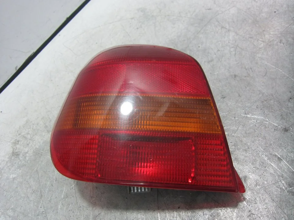 Foto de PILOTO TRASERO IZQUIERDO FORD FIESTA BERLINA 1.3 CAT (50 CV / 37 KW) referencia 89FG13N004BA