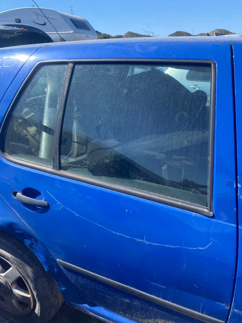 Foto de PUERTA TRASERA DERECHA VOLKSWAGEN GOLF IV BERLINA (1J1)(10.1997) 1.9 TDI (110 CV / 81 KW)