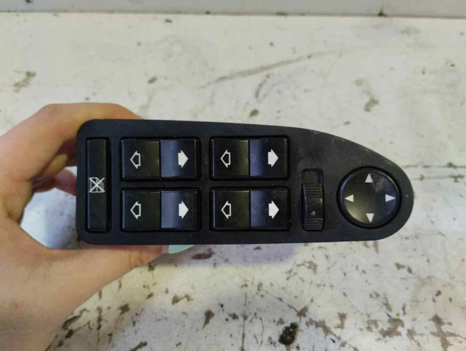 Foto de MANDO ELEVALUNAS TRASERO DERECHO BMW SERIE 5 BERLINA (E39) 2.5 24V CAT (170 CV / 125 KW) referencia 8368974