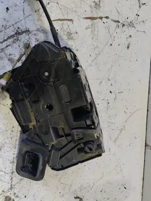 Foto de CERRADURA PUERTA TRASERA IZQUIERDA VOLKSWAGEN POLO V (6R1) referencia 5K4839015F foto 4