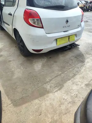 Foto de PARAGOLPES TRASERO RENAULT CLIO III 1.5 dCi Diesel FAP (75 CV / 55 KW) foto 4