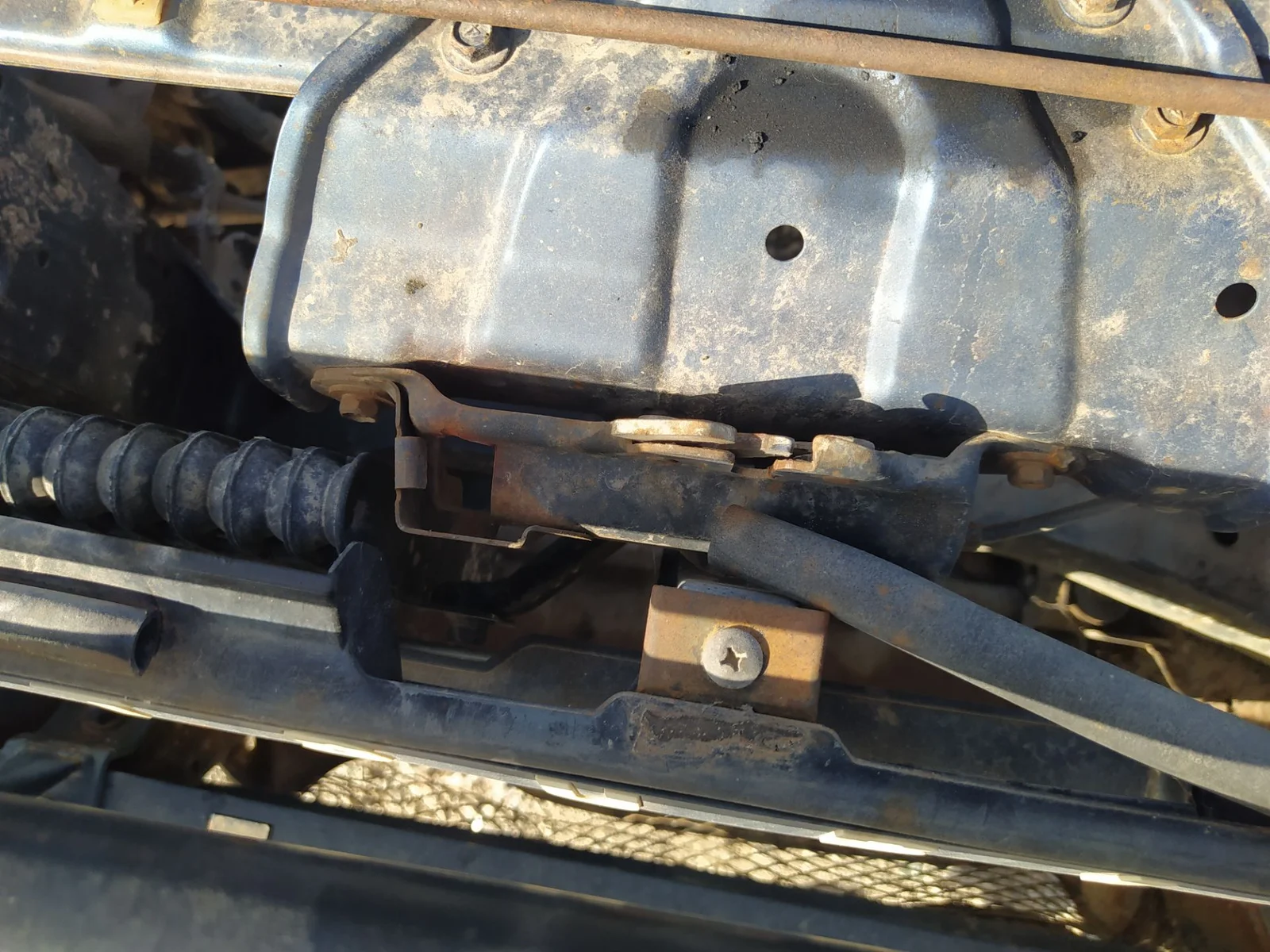 Foto de CERRADURA CAPO MITSUBISHI MONTERO (V20/V40) 2.5 Turbodiesel (99 CV / 73 KW)