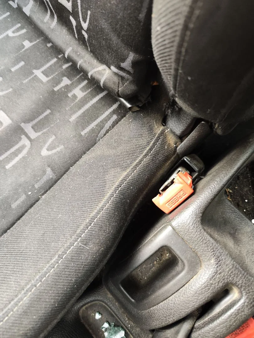 Foto de ENGANCHE CINTURON DELANTERO DERECHO PEUGEOT 206 1.6 16V CAT (109 CV / 80 KW)