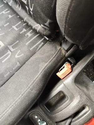 Foto de ENGANCHE CINTURON DELANTERO DERECHO PEUGEOT 206 1.6 16V CAT (109 CV / 80 KW)