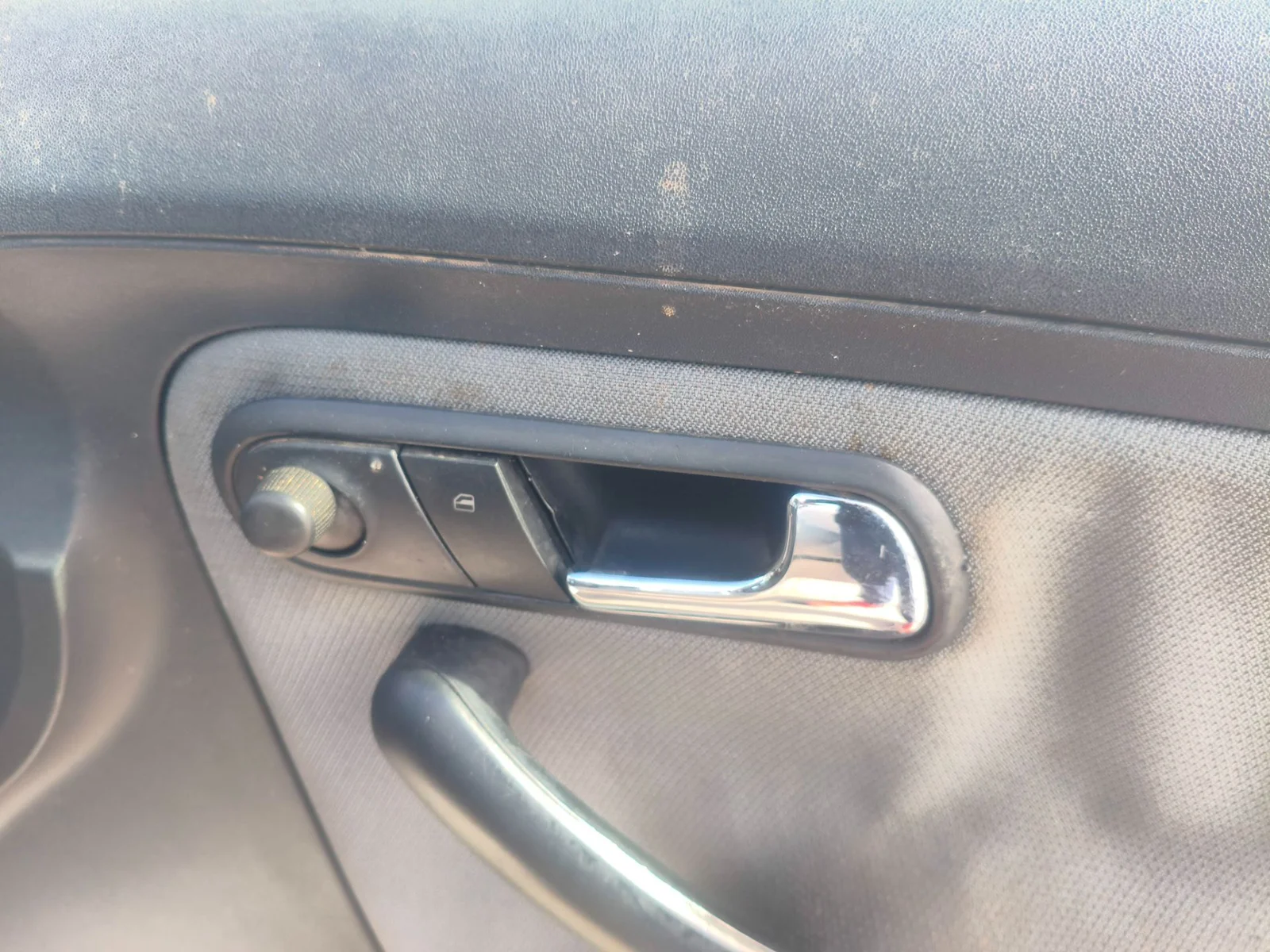Foto de MANETA INTERIOR DELANTERA DERECHA SEAT IBIZA (6L1) 1.4 16V (75 CV / 55 KW) referencia 6L0837114D FKZ