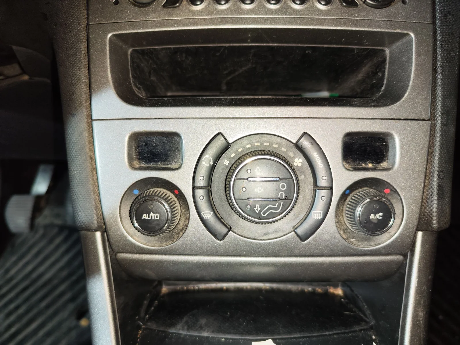 Foto de MANDO CALEFACCION / AIRE ACONDICIONADO PEUGEOT 308 SW 1.6 HDi FAP CAT (9HZ / DV6TED4) (109 CV / 80 KW) referencia 96718462XT
