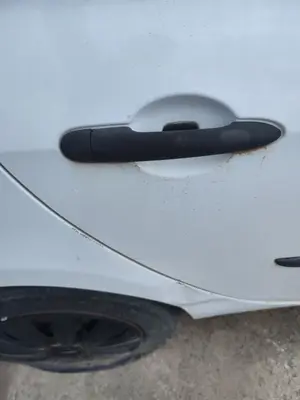 Foto de MANETA EXTERIOR TRASERA DERECHA RENAULT CLIO III 1.5 dCi Diesel FAP (75 CV / 55 KW)