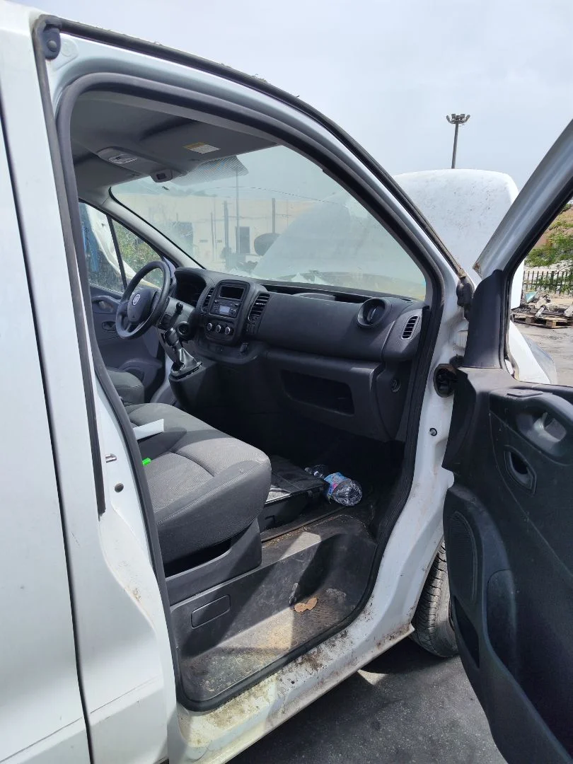 Foto de GOMAS CONTORNO PUERTA FIAT TALENTO FURGÓN (296) 2.0 Turbodiesel Ecojet (119 CV / 88 KW)