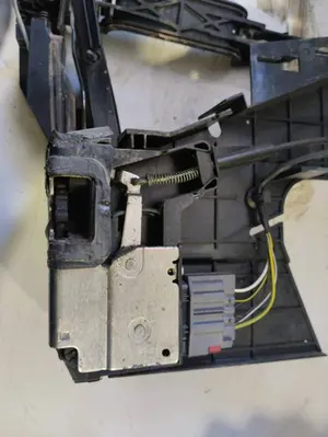 Foto de CERRADURA PUERTA DELANTERA IZQUIERDA FORD FUSION (CBK) referencia 2N11N21979A foto 5