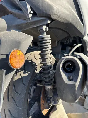 Foto de AMORTIGUADOR TRASERO DERECHO YAMAHA X-MAX 300 292 cm3 - 20.6 kW (0 CV / 0 KW) foto 2