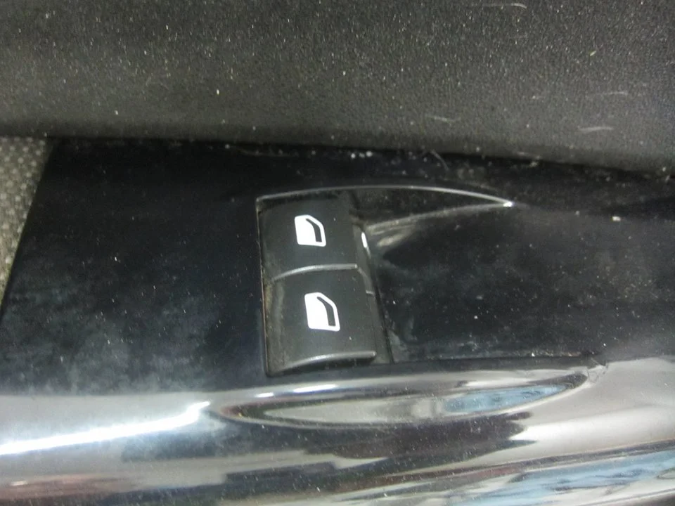 Foto de MANDO ELEVALUNAS DELANTERO IZQUIERDO CITROEN C4 CACTUS 1.2 12V VTi (82 CV / 60 KW) referencia 98016298ZD