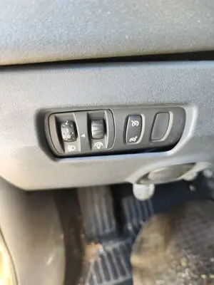 Foto de INTERRUPTOR RENAULT MEGANE II BERLINA 5P 1.5 dCi Diesel (106 CV / 78 KW)