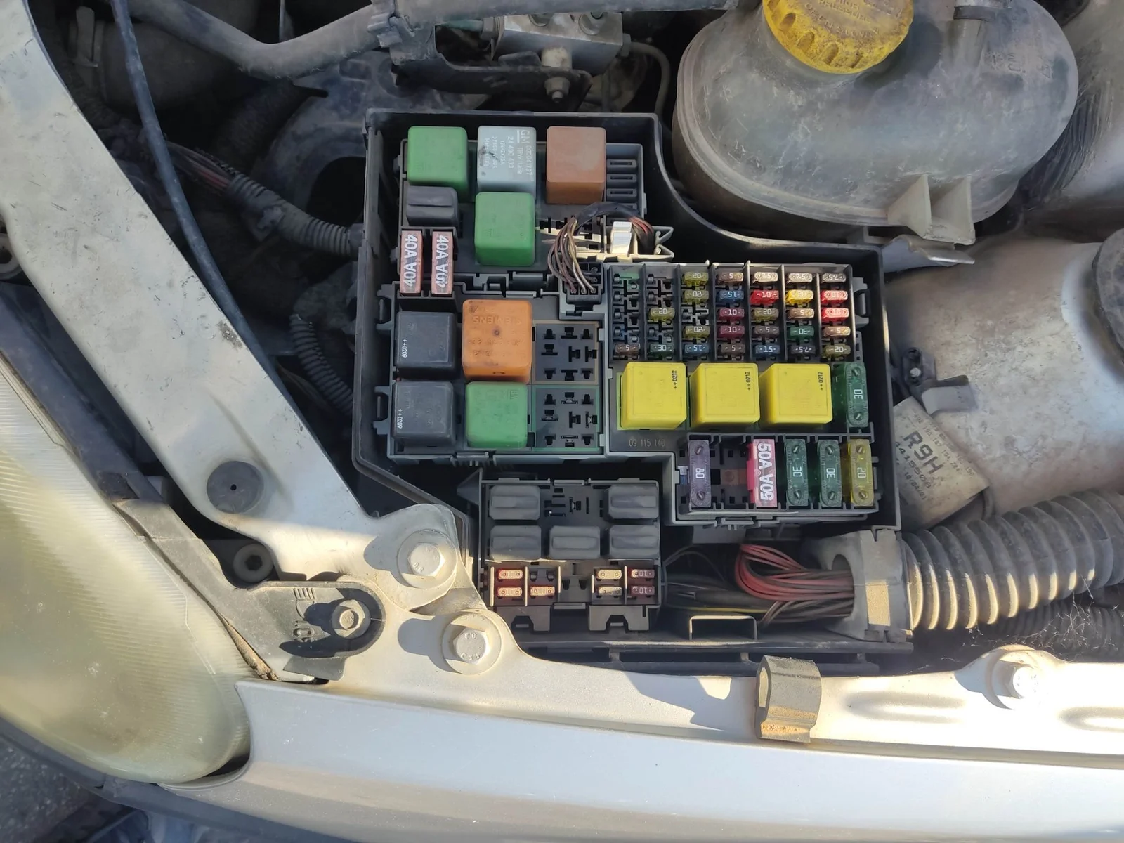 Foto de CAJA RELES / FUSIBLES OPEL COMBO (CORSA C) 1.7 16V DI CAT (Y 17 DTL / LK8) (65 CV / 48 KW)