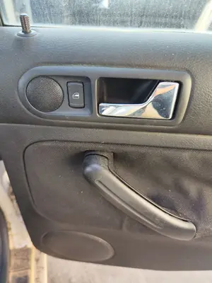 Foto de MANETA INTERIOR TRASERA DERECHA VOLKSWAGEN GOLF IV BERLINA (1J1)(10.1997) 2.0  (116 CV / 85 KW)