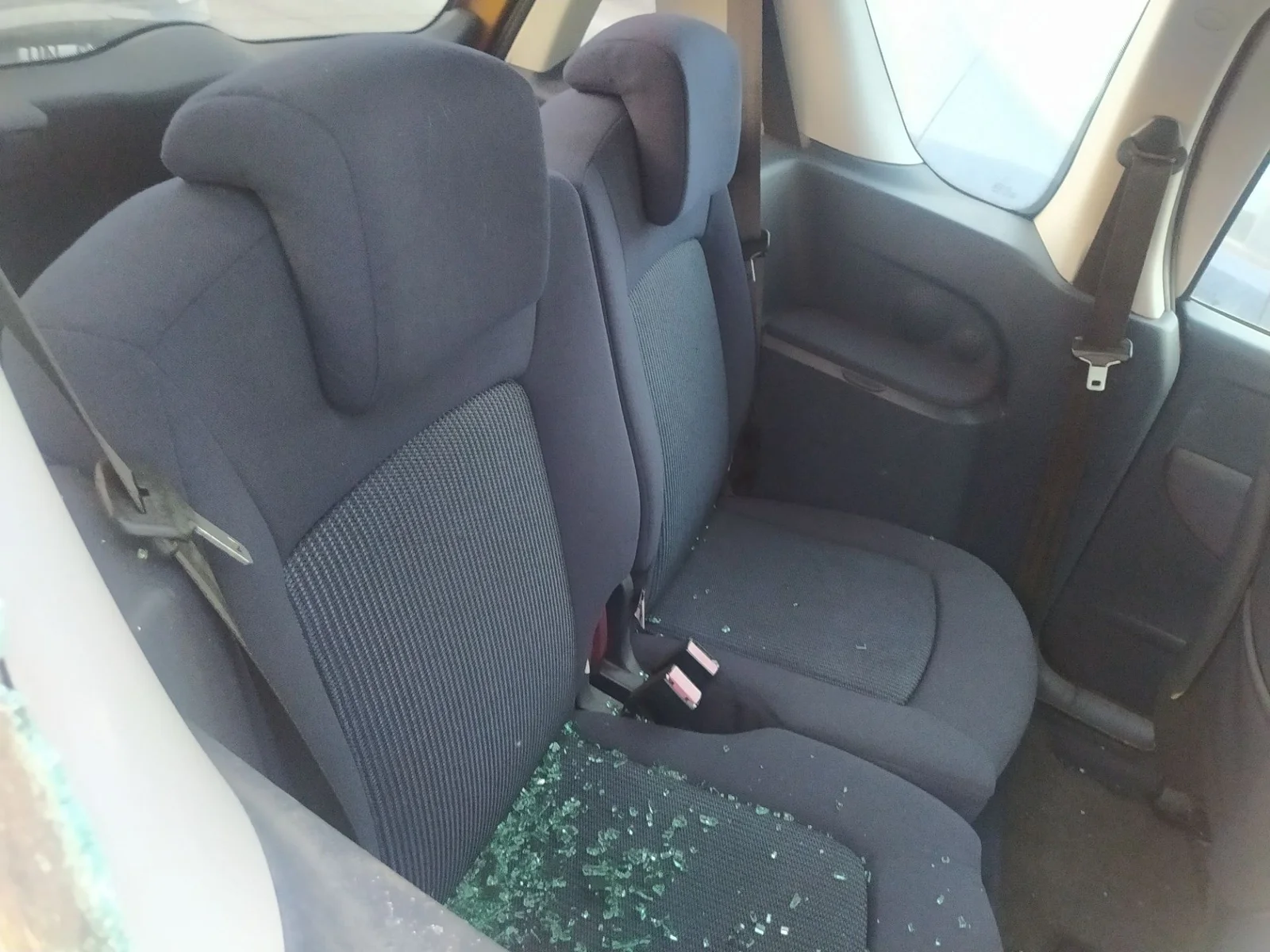 Foto de ENGANCHE CINTURON TRASERO IZQUIERDO PEUGEOT 1007 1.4 HDi (68 CV / 50 KW)
