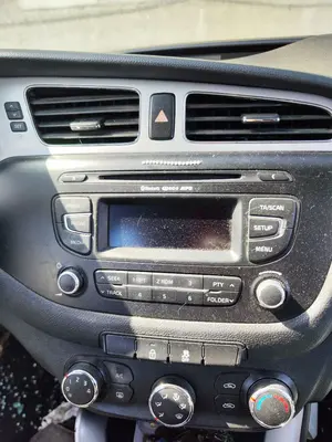 Foto de SISTEMA AUDIO / RADIO CD KIA CEED (JD) 1.4 CAT (99 CV / 73 KW)