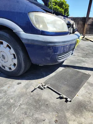 Foto de PARAGOLPES DELANTERO OPEL ZAFIRA A 1.6 16V (101 CV / 74 KW) foto 3