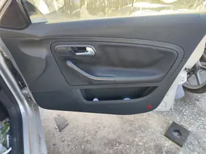 Foto de GUARNECIDO PUERTA DELANTERA DERECHA SEAT CORDOBA BERLINA (6L2) 1.9 TDI (131 CV / 96 KW) referencia 6L4867012AKFKZ