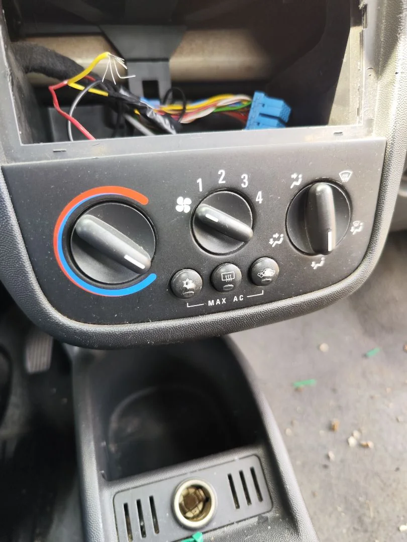 Foto de MANDO CALEFACCION / AIRE ACONDICIONADO OPEL CORSA C 1.2 16V CAT (Z 12 XE / LW4) (75 CV / 55 KW) referencia 9196202