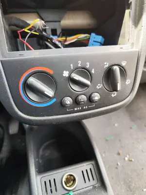 Foto de MANDO CALEFACCION / AIRE ACONDICIONADO OPEL CORSA C 1.2 16V CAT (Z 12 XE / LW4) (75 CV / 55 KW) referencia 9196202