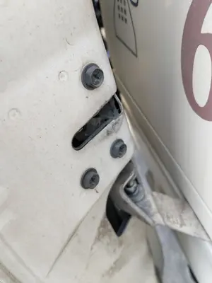 Foto de CERRADURA PUERTA TRASERA IZQUIERDA NISSAN VANETTE CARGO 2.3 Diesel (75 CV / 55 KW)