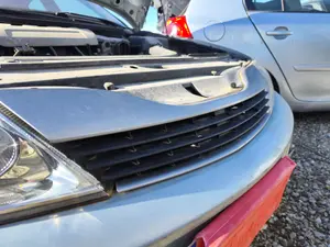 Foto de REJILLA DELANTERA RENAULT LAGUNA II (BG0) 1.8 CAT (120 CV / 88 KW) foto 2