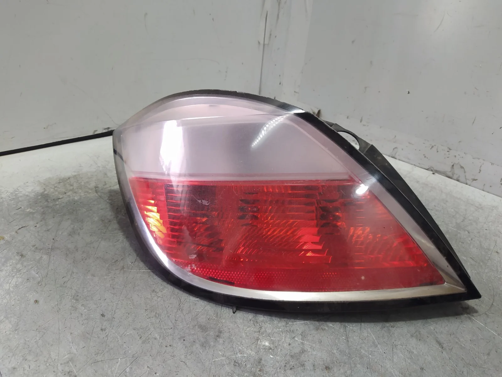 Foto de PILOTO TRASERO IZQUIERDO OPEL ASTRA H BERLINA 1.6 16V (105 CV / 77 KW) referencia 342691834