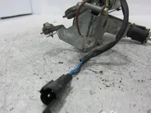 Foto de MOTOR LIMPIA TRASERO OPEL CORSA B 1.7 Diesel (57 CV / 42 KW) referencia 90386268 foto 4