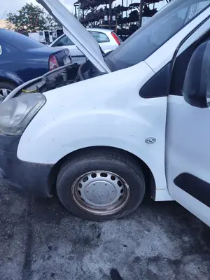 Foto de ALETA DELANTERA IZQUIERDA CITROEN BERLINGO FURGÓN 1.6 16V HDi FAP (90 CV / 66 KW) referencia 7840W2