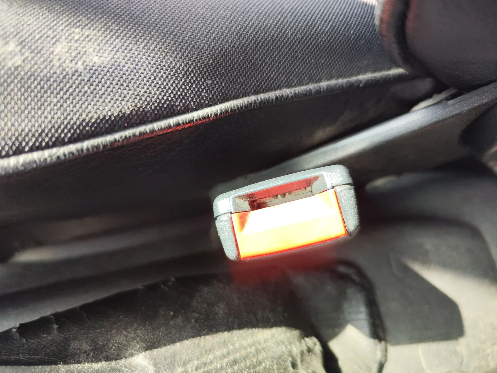 Foto de ENGANCHE CINTURON DELANTERO DERECHO SEAT IBIZA (6K1) 1.4 (60 CV / 44 KW)