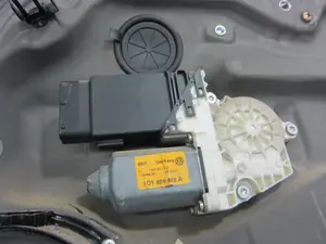Foto de ELEVALUNAS DELANTERO DERECHO VOLKSWAGEN GOLF IV BERLINA (1J1)(10.1997) 1.6 16V (105 CV / 77 KW) referencia 1J4837766F foto 6