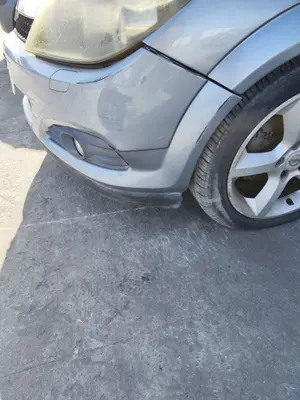 Foto de PARAGOLPES DELANTERO OPEL ASTRA H GTC 1.7 16V CDTI (101 CV / 74 KW) foto 2