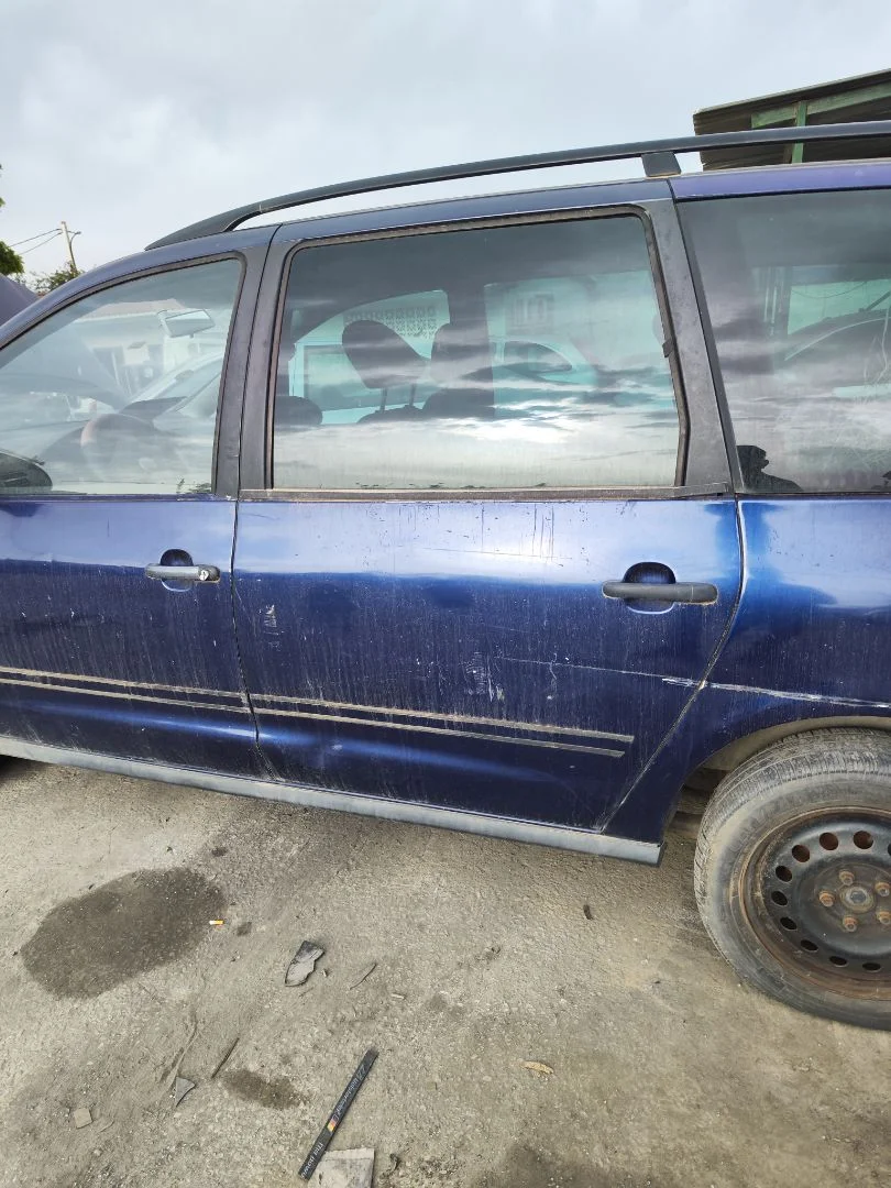 Foto de PUERTA TRASERA IZQUIERDA VOLKSWAGEN SHARAN (7M6/7M9) 1.9 TDI (116 CV / 85 KW) referencia 7M3833021F