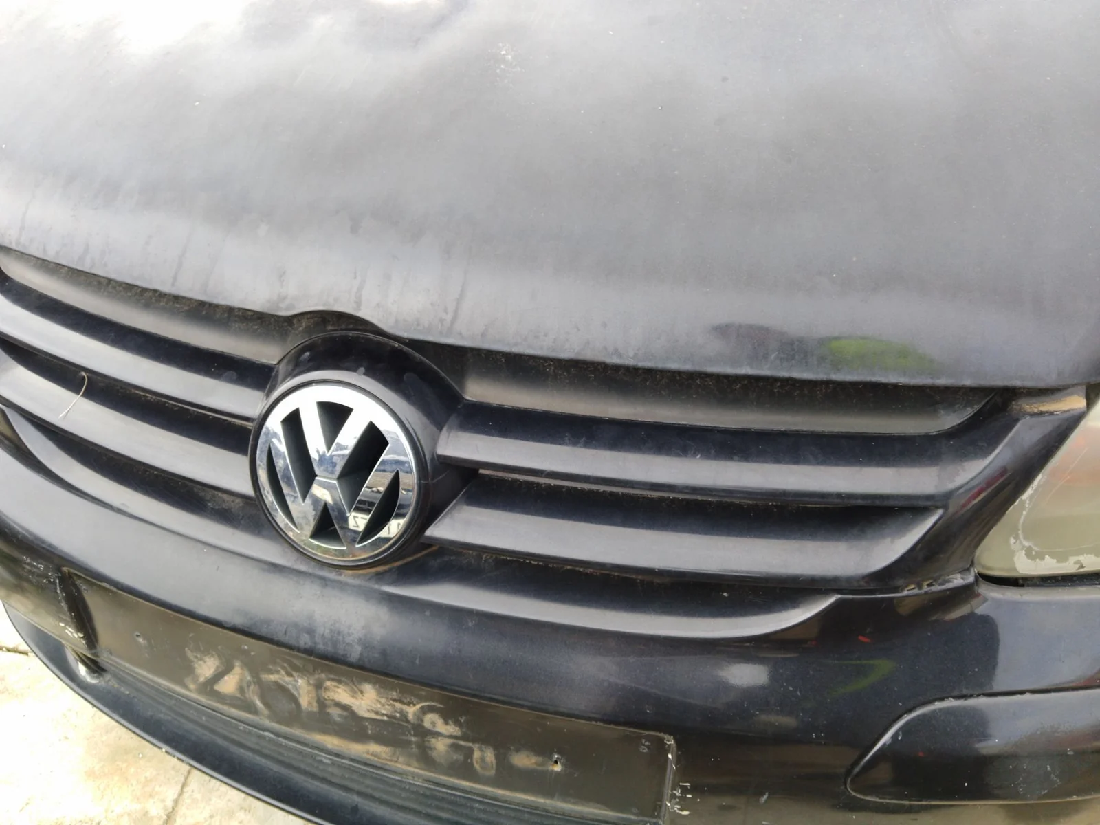 Foto de REJILLA DELANTERA VOLKSWAGEN GOLF PLUS V (5M1) 1.9 TDI (105 CV / 77 KW)