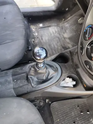 Foto de PALANCA CAMBIO FORD FOCUS FAMILIAR (CAK) 1.8 TDCi Turbodiesel CAT (116 CV / 85 KW)