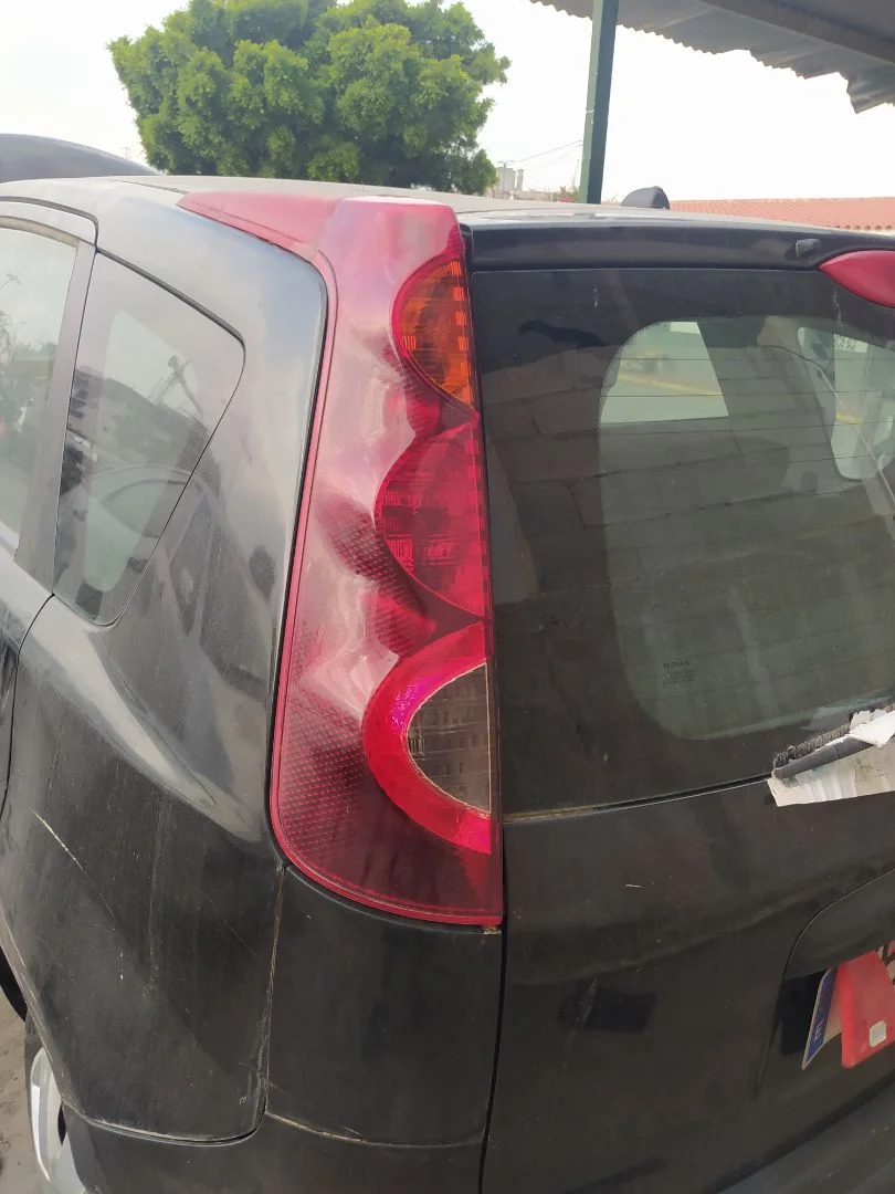Foto de PILOTO TRASERO IZQUIERDO NISSAN NOTE (E11E) 1.4 CAT (88 CV / 65 KW)