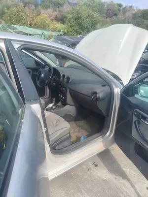 Foto de GOMAS CONTORNO PUERTA SEAT IBIZA (6L1) 1.4 16V (75 CV / 55 KW)