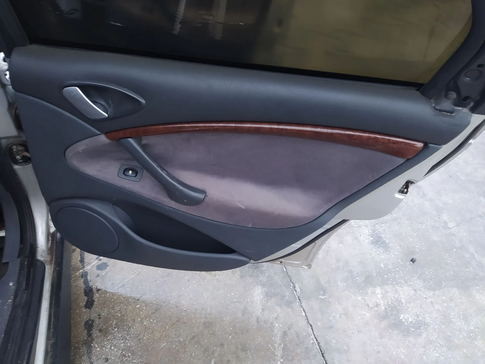 Foto de GUARNECIDO PUERTA TRASERA DERECHA CITROEN C5 BERLINA 2.0 HDi (109 CV / 80 KW) referencia 9308SR