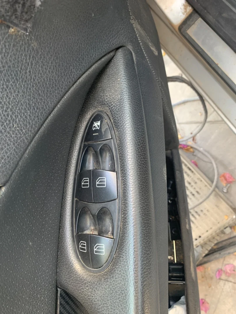 Foto de MANDO ELEVALUNAS DELANTERO IZQUIERDO MERCEDES-BENZ CLASE E (BM 211) BERLINA 2.7 CDI CAT (177 CV / 130 KW)
