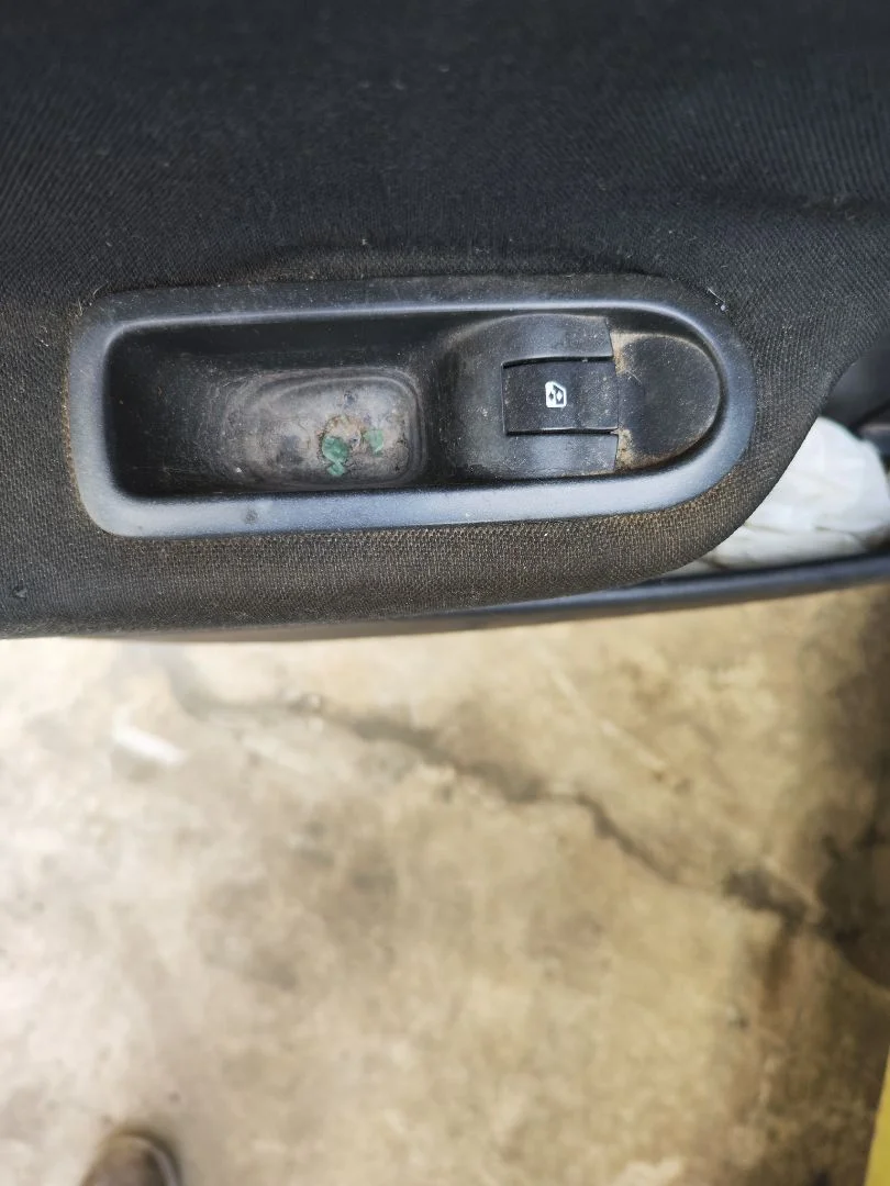 Foto de MANDO ELEVALUNAS TRASERO IZQUIERDO RENAULT MEGANE II BERLINA 5P 1.6 CAT (113 CV / 83 KW)
