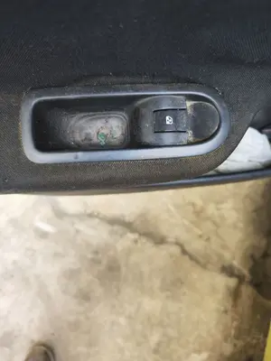 Foto de MANDO ELEVALUNAS TRASERO IZQUIERDO RENAULT MEGANE II BERLINA 5P 1.6 CAT (113 CV / 83 KW)