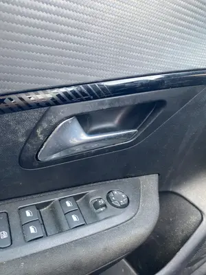 Foto de MANETA INTERIOR DELANTERA IZQUIERDA PEUGEOT 208 (P2) 1.2 PureTech (74 CV / 55 KW)
