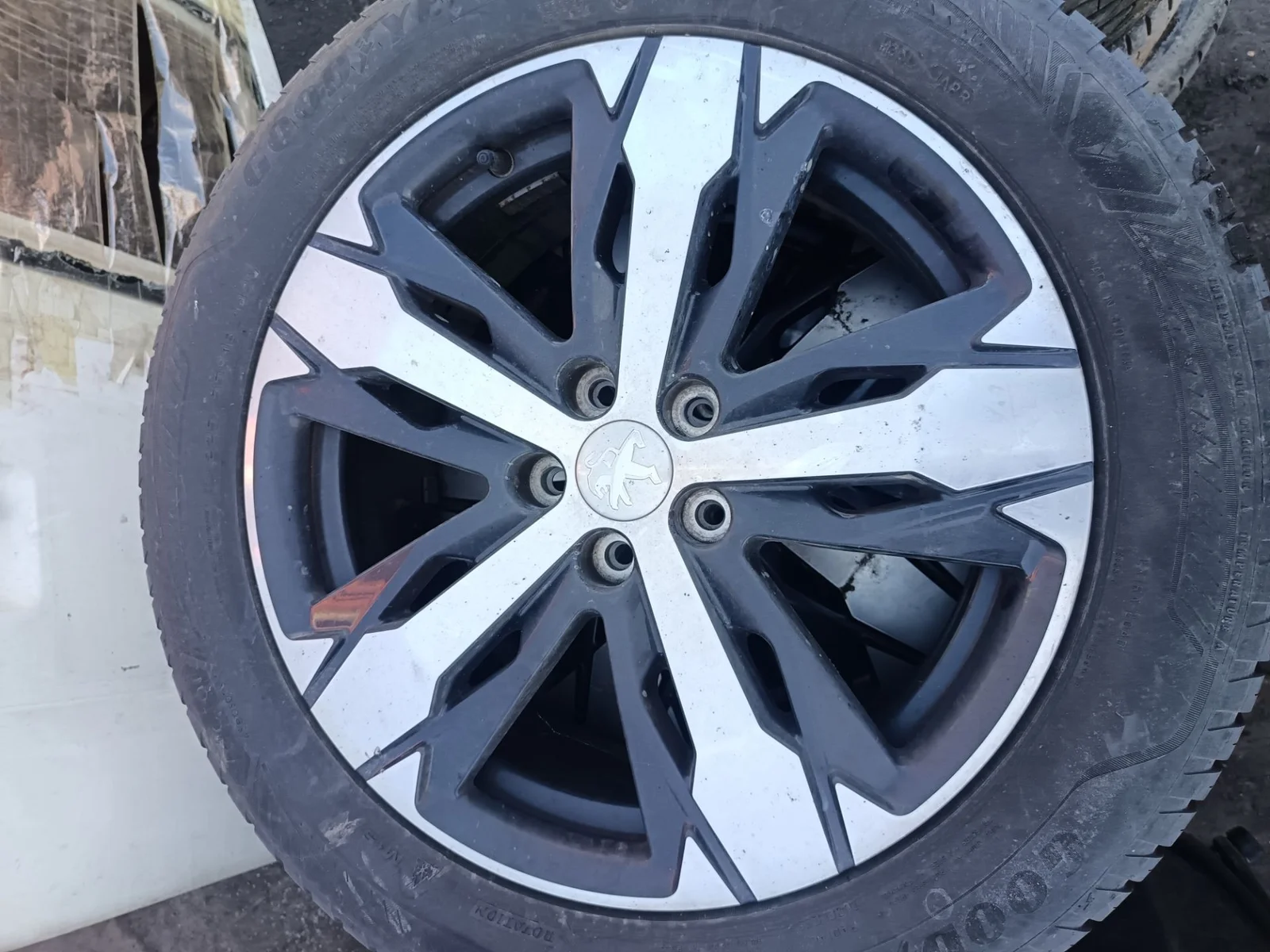 Foto de LLANTA TRASERA PEUGEOT 3008 1.5 Blue-HDI FAP (131 CV / 96 KW)