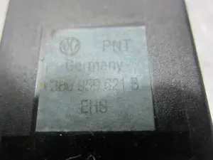 Foto de INTERRUPTOR VOLKSWAGEN PASSAT BERLINA (3B2) 1.9 TDI (116 CV / 85 KW) referencia 3B0959621B foto 4