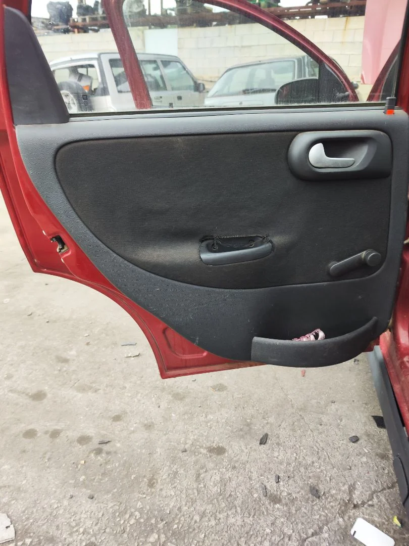 Foto de GUARNECIDO PUERTA TRASERA IZQUIERDA OPEL CORSA C 1.4 16V (90 CV / 66 KW) referencia 13106195