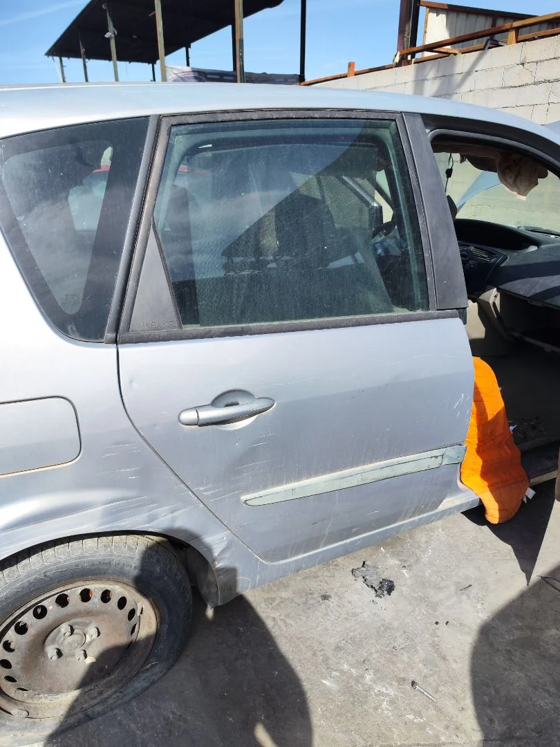 Foto de PUERTA TRASERA DERECHA RENAULT SCENIC II 1.5 dCi Diesel (101 CV / 74 KW) referencia 7751475409
