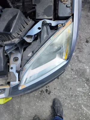 Foto de FARO IZQUIERDO FORD FOCUS BERLINA (CAP) 1.8 TDCi Turbodiesel CAT (116 CV / 85 KW) referencia 1480990 foto 6