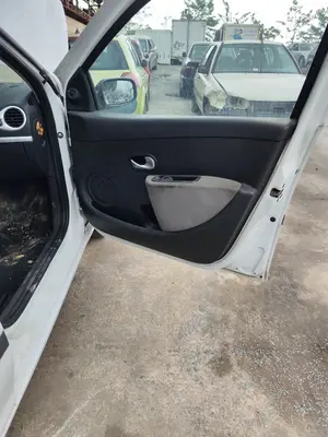 Foto de GUARNECIDO PUERTA DELANTERA DERECHA RENAULT CLIO III 1.5 dCi Diesel FAP (75 CV / 55 KW)