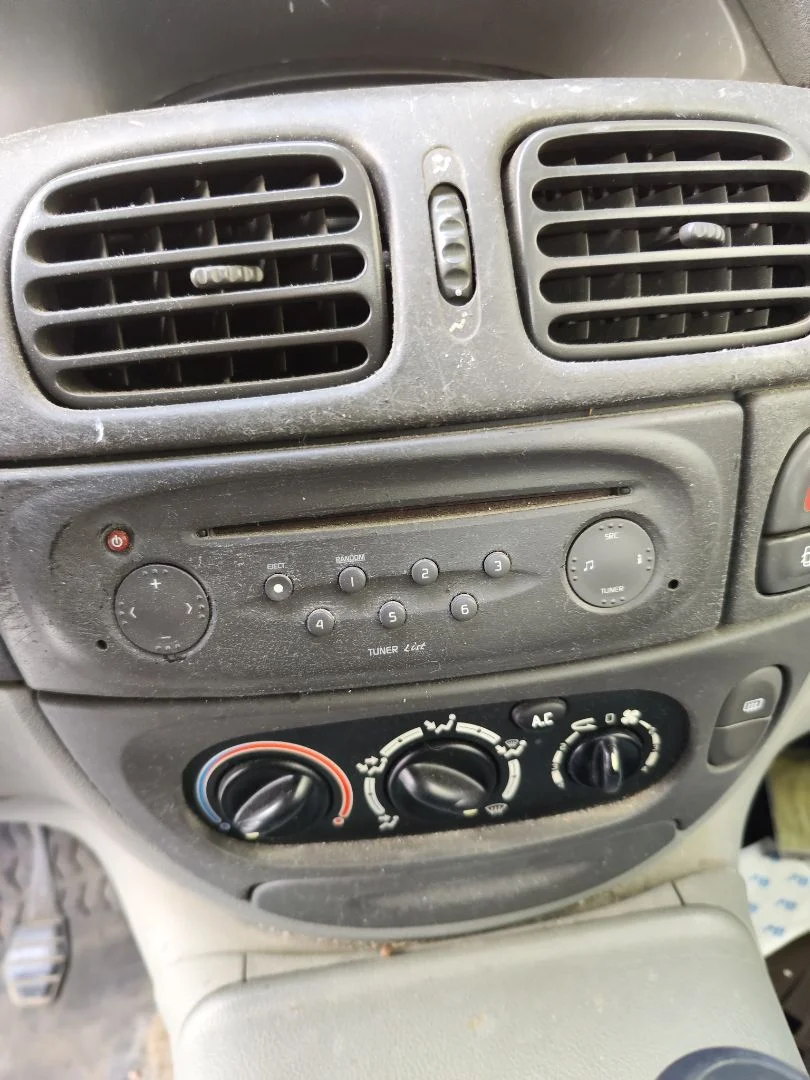 Foto de SISTEMA AUDIO / RADIO CD RENAULT SCENIC I (JA...) 1.9 dCi Diesel CAT (102 CV / 75 KW)